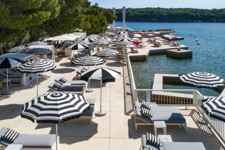 Entspannung direkt am Wasser (Foto: Hotel Bellevue)