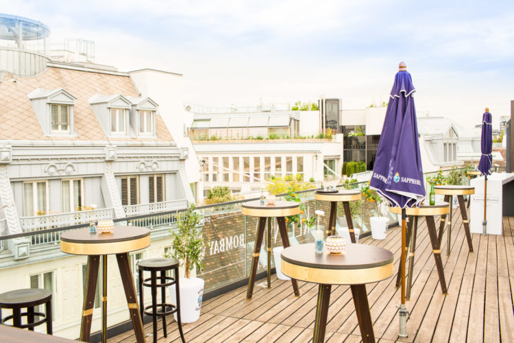 Foto: Sonnendeck des Kleinod mit eigener Bar auf dem Dach und einem grandiosen Blick über Wien © Kleinod Betriebs GmbH