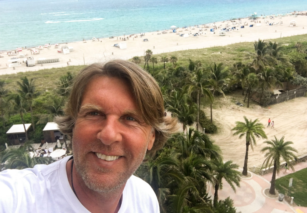 Selfie am Strand von Carsten K. Rath dem Inhaber des Reiseblogs Travel Grand