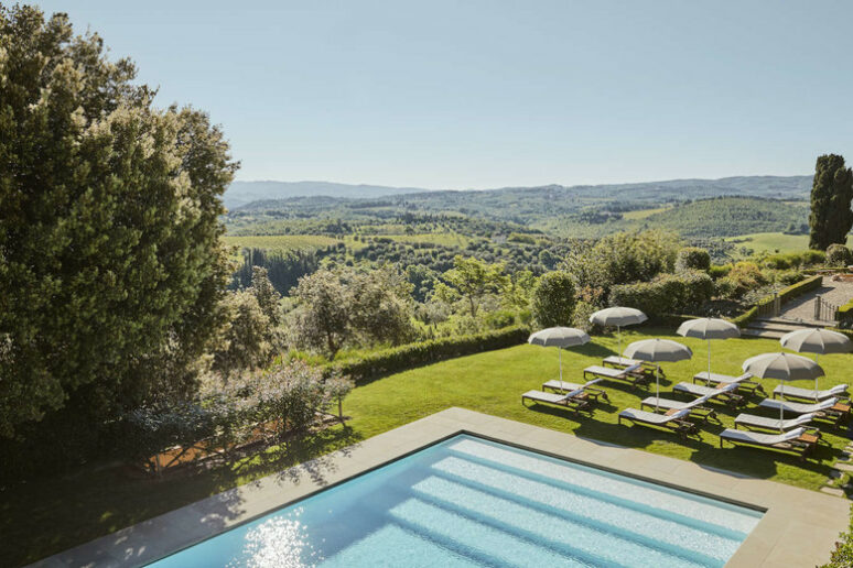Bella Italia ist da, wo der Süden Europas am schönsten ist. Gut erreichbar, die Temperaturen sind nicht so überheblich und das Ambiente ist stilvoll. Eine Kurzreise durch die südlichste Toskana bringt Geschmack und Luxus – selbst im Landhaus.