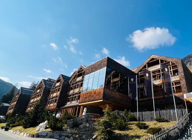 Die Dolomiten im Herzen und auf dem Teller:  Zwei Südtiroler Hotels begeistern mit kulinarischem Luxus