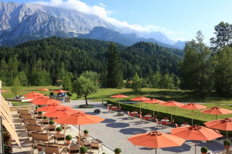 Das Resort ist nur über eine private Mautstraße zu erreichen, die am Hotel endet. 
(Foto: Schloss Elmau)