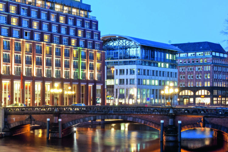 Blick auf das Steigenberger Hotel in Hamburg, die Heiligengeistbrücke, den Fleet und die Bürogebäude in Hamburg Neustadt