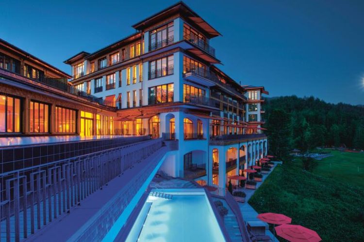Den Um- und Neubau verantwortete der Architekt Christoph Sattler. Dessen Großvater Carlo Sattler hatte das ursprüngliche Schloss Elmau gebaut. 
(Foto: Schloss Elmau)